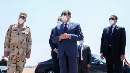 Le président égyptien,&nbsp;Abdel Fattah al-Sissi (au centre), porte un masque lors d'une visite sur une base aérienne militaire à l'est du Caire le 7 avril 2020. (AFP / EGYPTIAN PRESIDENCY)