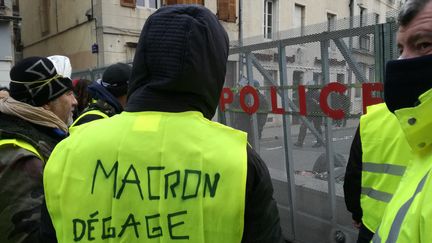 Illustration. Des manifestants "gilets jaunes" à DIjon le 15 décembre 2018. (ANNE PINCZON DU SEL / RADIO FRANCE)