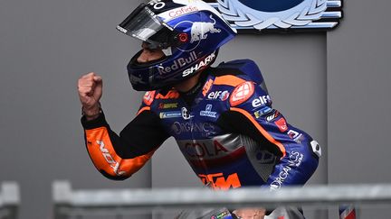 Miguel Oliveira (Tech 3 KTM) est devenu le premier pilote portugais à s'imposer en Moto GP. (JOE KLAMAR / AFP)