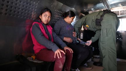 Une mère et sa fille guatémaltèques, dans un véhicule de la police des frontères, à El Paso, au Texas, le 5 mars 2019. (LUCY NICHOLSON / REUTERS)