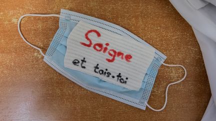 Le&nbsp;masque chirurgical d'un membre du personnel hospitalier en grève, à Paris, le 7 novembre 2019. (UGO PADOVANI / HANS LUCAS / AFP)