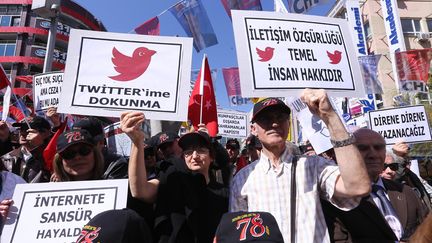 Des Turcs manifestent contre le blocage de Twitter, le 22 mars 2014 &agrave; Ankara (Turquie). (ADEM ALTAN / AFP)