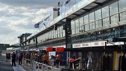 Les stands de l'Albert Park à Melbourne prêts à accueillir le premier GP de F1 de la saison 2016 (PAUL CROCK / AFP)