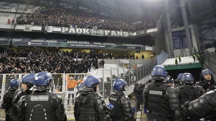 Une partie des forces de l'ordre présente au Vélodrome face à la tribune du PAOK Salonique, le 7 avril 2022. (SPEICH FREDERIC / MAXPPP)