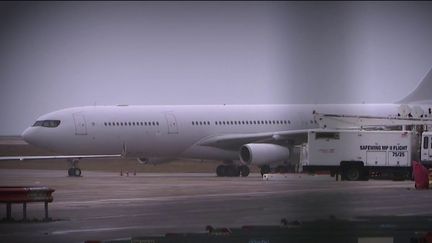 Un avion a été immobilisé à l’aéroport de Paris-Vatry, jeudi 21 décembre au soir. 303 passagers de nationalité indienne se trouvaient à son bord. Le parquet a ouvert une enquête pour soupçons de trafic d'êtres humains.