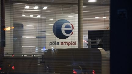 Sur un an, la baisse du nombre de demandeurs d'emploi inscrits en catégorie A (sans activité)  est de 9,8%. (MAGALI COHEN / HANS LUCAS / AFP)