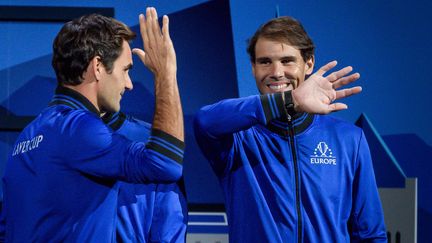 Roger Federer et Rafael Nadal pendant la Laver Cup à Genèvre, le 20 septembre 2019. (FABRICE COFFRINI / AFP)