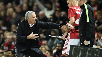 L'entraîneur de Manchester United, José Mourinho, s'adresse à Morgan Schneiderlin (OLI SCARFF / AFP)