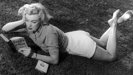 Marilyn Monroe lisant dans l'herbe, 1952
 (Kobal / The Picture Desk)