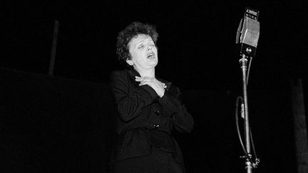 Edith Piaf à Perpignan dans les années 50
 (Collection Ribière/Sipa)