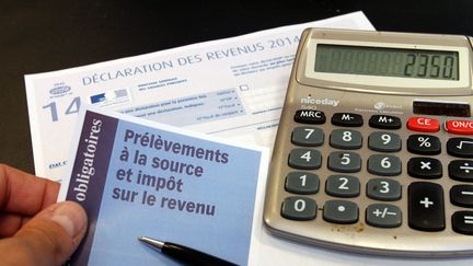 Un formulaire de d&eacute;claration d'imp&ocirc;ts sur le revenu envoy&eacute; &nbsp;&agrave; un habitant de Mulhouse (Haut-Rhin), le 20 mai 2015. (JEAN-FRANCOIS FREY / MAXPPP)