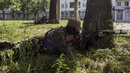 Des combattants prorusses prennent position pr&egrave;s de l'a&eacute;roport de Donetsk (est de l'Ukraine), lundi 26 mai 2014. (FABIO BUCCIARELLI / AFP)