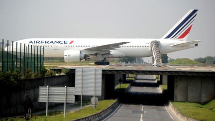 Un avion d'Air France stationn&eacute; &agrave; l'a&eacute;roport de Roissy-Charles de Gaulle, le 24 septembre 2014. (STEPHANE DE SAKUTIN / AFP)