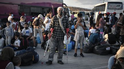 Des réfugiés&nbsp;au port de Lavrio (Grèce) avant d'être transférés&nbsp;sur le continent,&nbsp;le 29 septembre 2020. (LOUISA GOULIAMAKI / AFP)