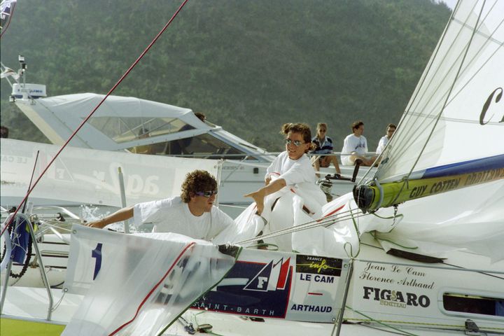 Jean Le Cam et Florence Arthaud à bord de leur monocoque "Guy Cotten", le 11 mai 1996, à Saint-Barthélemy. (MARCEL MOCHET / AFP)