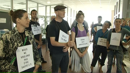 Une trentaine d'intermittents ont envahi la chambre de commerce et d'industrie de Brest (Finist&egrave;re), le 13 juin 2014. (C.COLLINET / FRANCE 3 BRETAGNE)