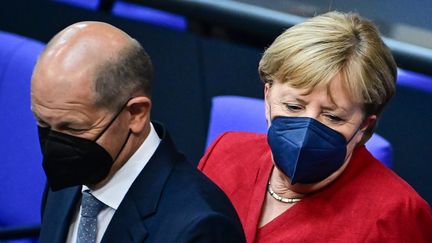 La chancelière allemande Angela Merkel et le vice-chancelier social-démocrate Olaf Scholz, ministre des Finances, le 25 août 2021 à Berlin (Allemagne).&nbsp; (TOBIAS SCHWARZ / AFP)