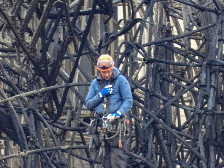 Démantèlement, le 11 avril 2020, de l'échafaudage qui entourait la flèche de Notre-Dame le jour de l'incendie de la cathédrale survenu un an plus tôt, le 15 avril 2019. (HOUPLINE RENARD / SIPA)