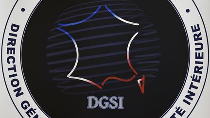 Le logo de la DGSI à Levallois-Perret (Hauts-de-Seine), le 8 septembre 2017. (LIONEL BONAVENTURE / AFP)