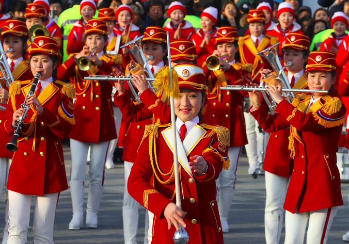 Les pom-pom girls nord-coréennes défilent lors des Jeux de Pyeongchang. (- / YONHAP)