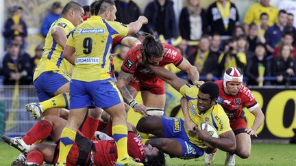 Napoleoni Nalaga (Clermont) s'arrache face à la défense toulonnaise (THIERRY ZOCCOLAN / AFP)