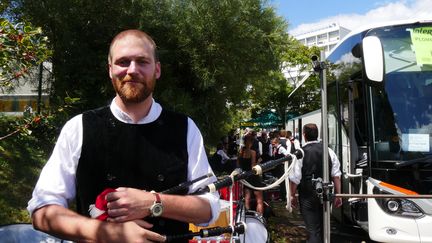 Amos est canadien et il travaille en Bulgarie. Mais ce samedi, il est venu spécialement à Lorient pour accompagner le bagad Cap Caval de Plomeur, qui s'apprête à remporter la finale. Il a commencé la cornemuse à 12 ans. Non pas que ce soit courant de là où il vient, à Ottawa. C'est sa mère qui était passionnée par l'Ecosse : "elle avait envie de voir son fils porter un kilt", s'amuse-t-il. Désormais, Amos enseigne l'anglais et il est amoureux de musique bretonne. Il prend des cours par skype. C'est son enseignant qui lui a proposé de rejoindre le bagad de Plomeur à l'occasion des championnats. Après une semaine intensive de répétitions avec l'ensemble du groupe, il était prêt pour le stade du Moustoir.
