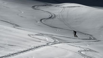 Une personne marche au Col de la Balme à La Clusaz (Haute-Savoie), le 23 mai 2021. (OLIVIER CHASSIGNOLE / AFP)