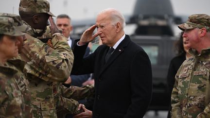 Le président américain Joe Biden lors du retour des corps de trois militaires américains tués en Jordanie, sur la base aérienne de Dover (Delaware), le 2 février 2024. (ROBERTO SCHMIDT / AFP)