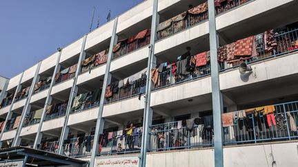 Displaced Palestinians take refuge in a UN school, October 24, 2023 (illustrative photo).  (ABED RAHIM KHATIB / DPA)