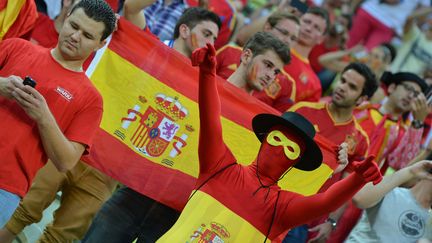 Des supporters espagnols encouragent leur &eacute;quipe lors du match contre la Croatie, le 18 juin &agrave; Gdansk (Pologne). (GABRIEL BOUYS / AFP)