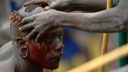 les blessures sont légion: fracture des os, dents cassées, traumatisme crânien. Le combat peut être mortel quand un coup est donné sur la nuque ou au foie. Seuls les coups dans les organes génitaux sont interdits. (Carl de Souza / AFP)