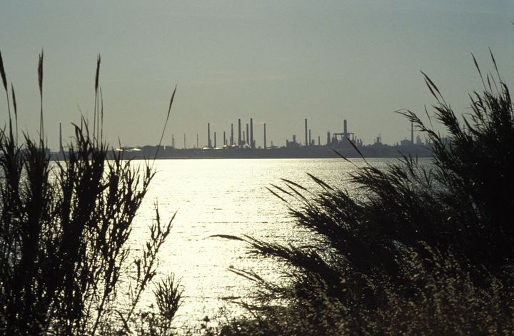 Le complexe pétrolier "Shell" de l'étang de Berre en mai 1991.&nbsp; (GAMMA-RAPHO VIA GETTY IMAGES)