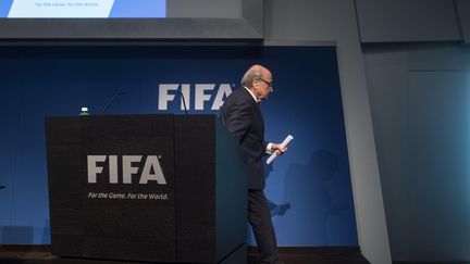 Sepp Blatter quitte la FIFA lors d'une conférence de presse exceptionnelle, le 2 juin 2015. (VALERIANO DI DOMENICO / AFP)