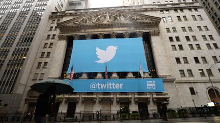 La bannière de Twitter recouvre la Bourse de New-York lors de son introduction sur les marchés le 7 janvier 2013. (EMMANUEL DUNAND / AFP)