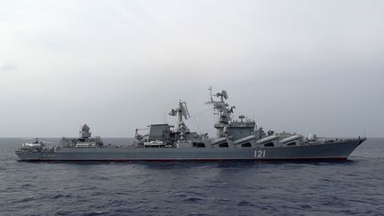 Le croiseur lance-missiles russe Moskva, navire amiral de la flotte russe en mer Noire, ici en patrouille le long des côtes de la Syrie, le 17 décembre 2015. Le Moskva a bien été touché mercredi, par deux missiles ukrainiens, avant de couler le jeudi 14 avril 2022. (MAX DELANY / AFP)