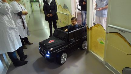 Un enfant est conduit au bloc opératoire, le 2 février 2018 à l'hôpital de Valenciennes (Nord). (FRANCOIS LO PRESTI / AFP)