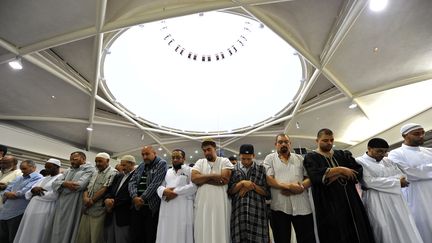 Des centaines de fid&egrave;les musulmans assistent &agrave; la pri&egrave;re, le 1er ao&ucirc;t 2011, dans la grande mosqu&eacute;e de Strasbourg (Bas-Rhin), encore en construction. (PATRICK HERTZOG / AFP)