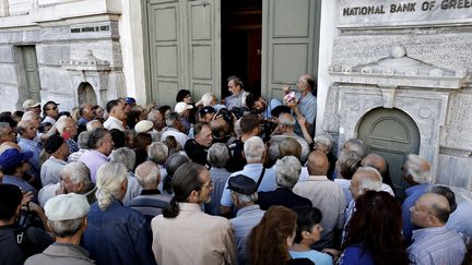 Des retrait&eacute;s grecs font la queue devant la banque nationale grecque pour retirer une partie de leur pension en esp&egrave;ces, &agrave; Ath&egrave;nes, le 1er juillet 2015. (ALEXANDROS MICHAILIDIS / SOOC / AFP)