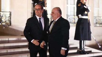 Le pr&eacute;sident fran&ccedil;ais, Fran&ccedil;ois Hollande, avec le Premier ministre irakien, Haider Al-Abadi, le 3 d&eacute;cembre 2014 &agrave; l'Elys&eacute;e. (JALLAL SEDDIKI / CITIZENSIDE.COM / AFP)