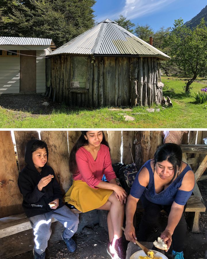 Une "ruka" traditionnelle mapuche. Tralkan, Sayen et Veronica Quintehuel prennent leur petit-déjeuner à Reigoril au Chili, le 23 novembre 2019. (ELISE LAMBERT/FRANCEINFO)