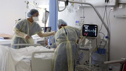 Des soignants s'activent autour d'un malade du Covid-19, le 5 août 2021, à Bastia (Haute-Corse). (PASCAL POCHARD-CASABIANCA / AFP)