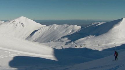 Alors que la saison débute dans de nombreuses stations de ski, les amoureux de glisse du Mont-Dore sont ravis des conditions parfaites dont ils profitent dans la station du Massif Central. (France 3)