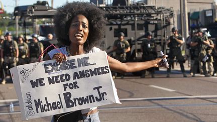 Une habitante de Ferguson, dans le Missouri (Etats-Unis), manifeste face aux forces de l'ordre le 13 ao&ucirc;t 2014, cinq jours apr&egrave;s la mort de Michael Brown. (J.B. FORBES / AP / SIPA)