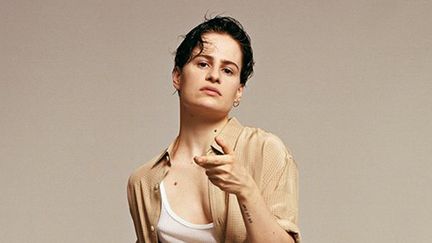 Héloïse Letissier de Christine &amp; The Queens sur l'affiche amorçant son retour en mars 2018.
 (Christine &amp; The Queens)