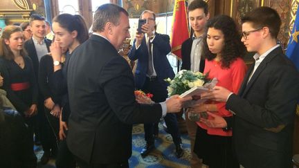 Le maire d'Orléans Olivier Carré en présence de Mathilde Edey Gamassou, la future Jeanne d'Arc. (FRANCOIS-PIERRE NOEL / RADIO FRANCE)