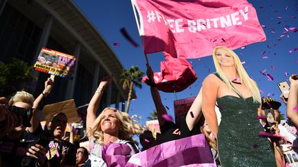 Des fans de Britney Spears réclament la levée de la mesure de tutelle qui pèse sur la chanteuse, le 12 novembre 2021 à Los Angeles, dans l'Etat américain de Californie. (PATRICK T. FALLON / AFP)