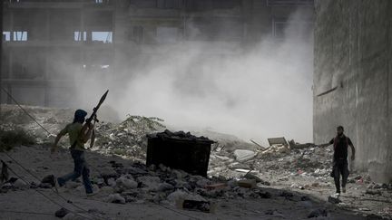 Des rebelles de l'ALS dans une rue d'Alep (Syrie), le 26 septembre 2012. (ZAC BAILLIE / AFP)