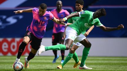 L'attaquant du Paris Saint-Germain Kylian Mbappé et le défenseur sénégalais de Saint-Etienne Pape Abou Cissé, au Parc des Princes, le 18 avril 2021. (FRANCK FIFE / AFP)