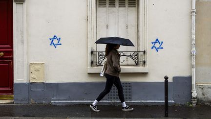 Des étoiles de David ont été taguées sur les murs d’immeubles en octobre 2023, ici dans le 14e arrondissement de Paris. (JEAN-FRANCOIS ROLLINGER / ONLY FRANCE / AFP)