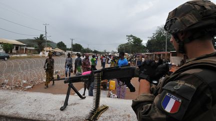 Un soldat fran&ccedil;ais positionn&eacute; &agrave; un check-point &agrave; Bangui (Centrafrique), le 1er mars 2014. (SIA KAMBOU / AFP)